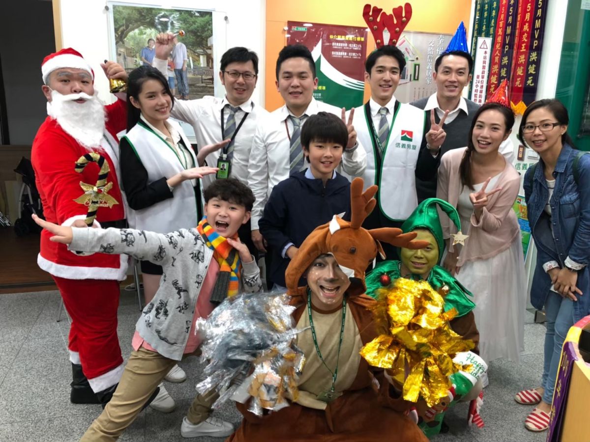 ▲信義房屋中興民權店店長洪健元（後排左三）與分店夥伴也常舉辦活動與社區民眾同樂。（圖／NOWnews資料照片）