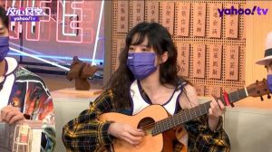 ▲謝翔雅即興自彈自唱〈想見你想見你想見你〉。(圖/Yahoo TV提供) ▲謝翔雅即興自彈自唱〈想見你想見你想見你〉。(圖/Yahoo TV提供)