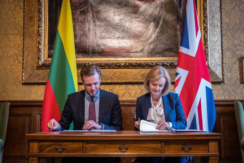 ▲英國外交大臣特拉斯（右）與立陶宛外交部長藍斯柏吉斯（左）23日在倫敦簽署共同宣言，將強化雙方在安全、防衛、經濟、科技、區域議題等領域合作，並點名中國構成體制性的挑戰，要求中國遵守國際義務。（英國外交部提供）中央社記者陳韻聿倫敦傳真 111年5月24日