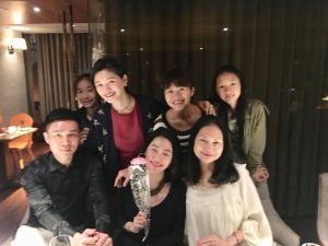 ▲徐媽(前排右一)與大女兒、大S及小S全家福。(圖/黃春梅臉書) ▲徐媽(前排右一)與大女兒、大S及小S全家福。(圖/黃春梅臉書)