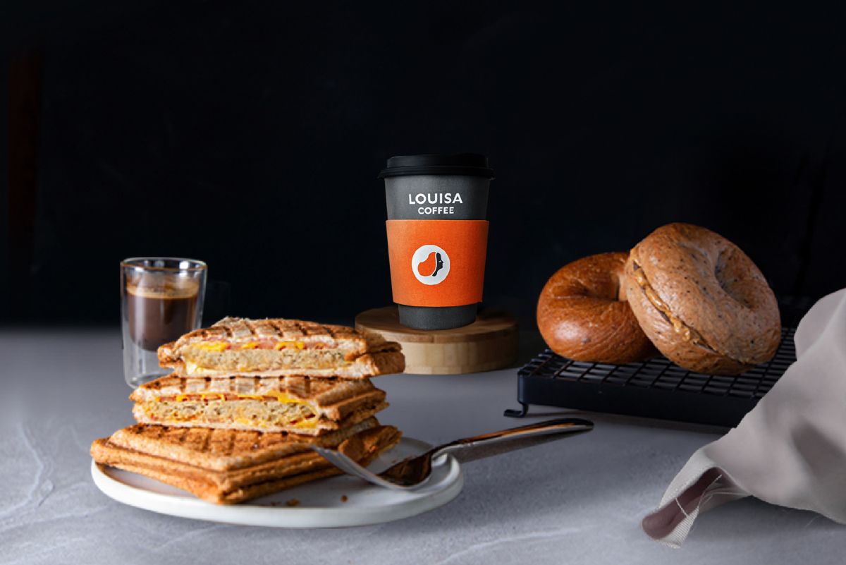 ▲路易莎咖啡宣布1/20起正式漲價，輕食、貝果、糕點、食光點心及調味中的愛心蛋與歐姆蛋等，約73項餐食將「調漲5元」，咖啡、茶飲等「飲料品項則全部維持原價」。（圖／路易莎咖啡提供）