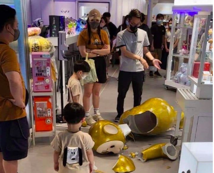 ▲香港一名男童撞倒要價20萬元的天線寶寶。（圖／翻攝爆廢公社）