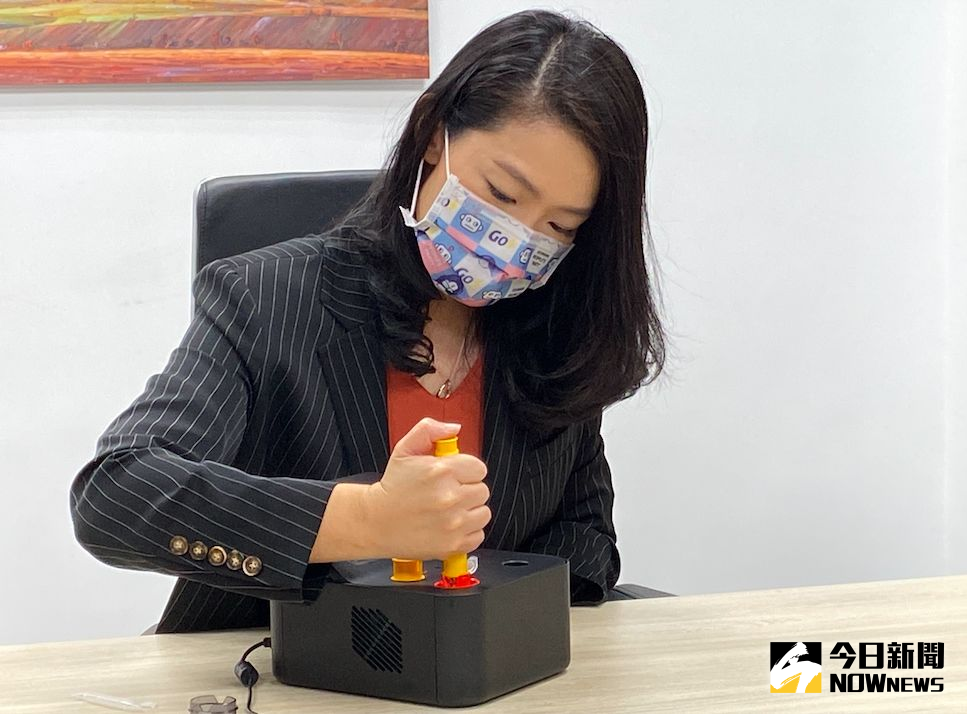 ▲鴻海創辦人郭台銘投資生產的新冠病毒家用核酸檢測分析儀，民眾黨立委高虹安示範操作。（圖／記者呂炯昌攝，2022.05.24）