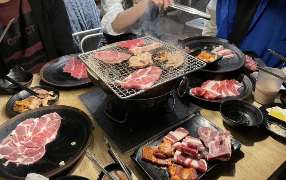 ▲台灣餐廳類型相當多元，除了近幾年興起的buffet，火鍋以及燒烤類型也是備受歡迎，成為不少學生、上班族聚餐的首選。（圖/記者郭佩蓉攝）