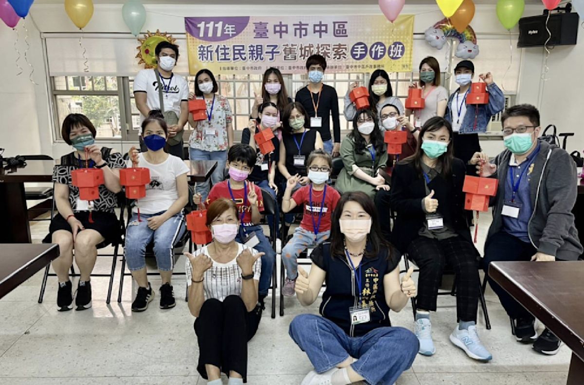 ▲新住民親子舊城探索手作班大合照。（圖／中區戶政事務所提供）