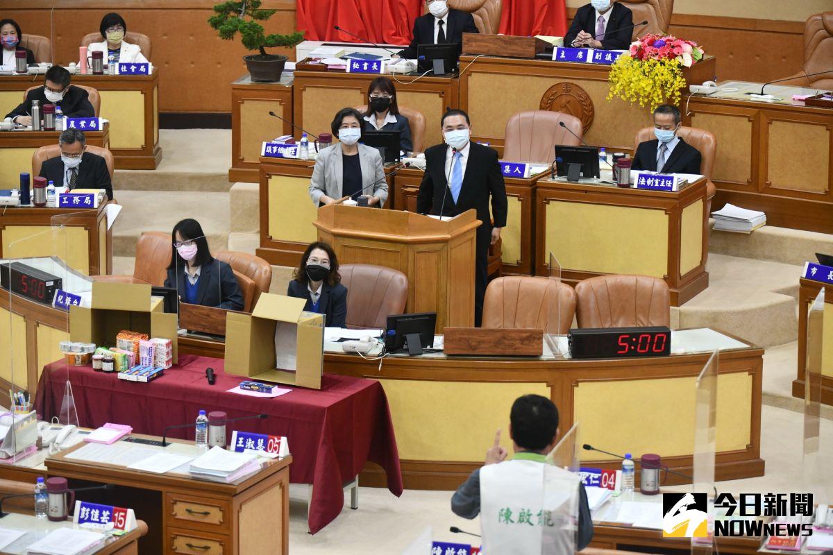 ▲新北市長侯友宜說，親友也可協助將快篩陽的試劑拿到基層診所，由醫師判斷，透過遠距視訊看診後拿藥。（圖／記者陳志仁攝，2022.05.24）