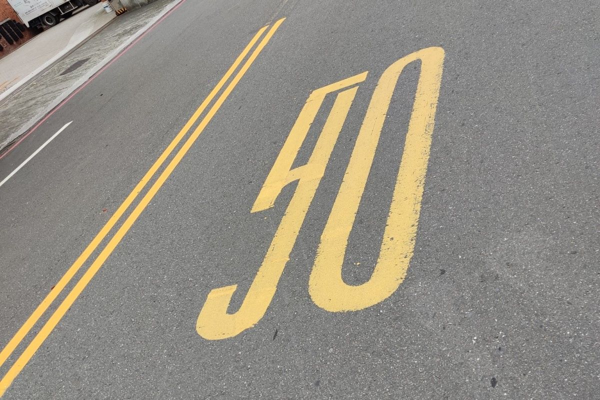 ▲一位民眾在路上看見「類限速」，引起網友熱議。（圖／翻攝自《爆廢公社二館》）