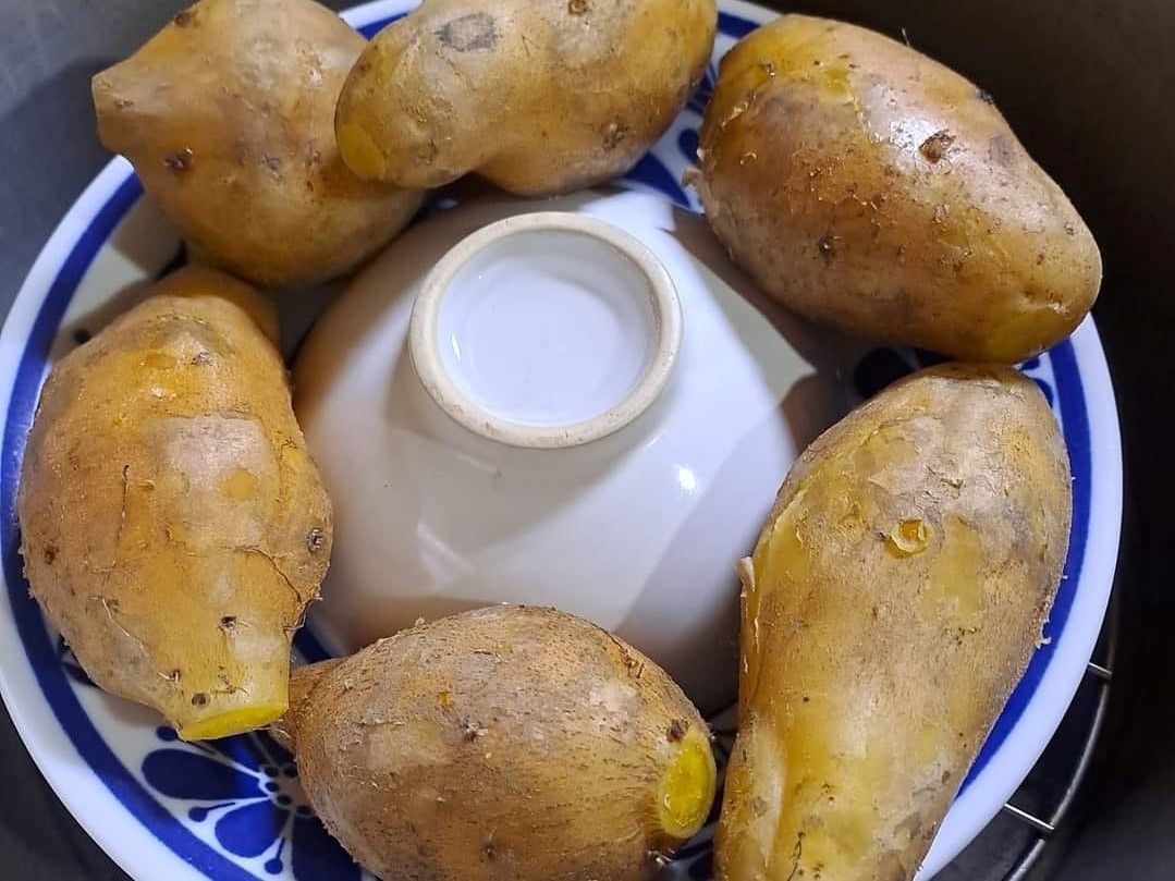 ▲原PO在蒸地瓜時，放入倒扣的空碗，可以讓地瓜口感升級。（圖／邱姓民眾授權分享）