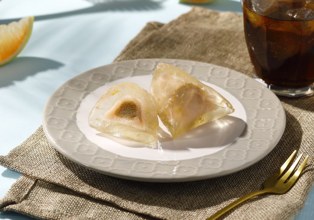 ▲炎熱的端午節，不少民眾偏好清涼冰粽，星巴克全新推出「蜂蜜柚香紅茶星冰粽」、85度C打造「楊枝甘露」Q彈冰粽，美姬饅頭竟設計出超萌「粽子寶寶鮮乳紅豆包」應景。（圖／台灣星巴克提供）