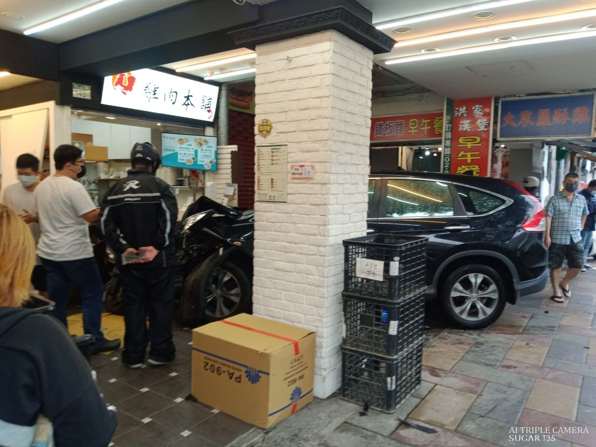 ▲北市信義區五分埔車禍！休旅車失控撞騎樓 。（圖／記者爆料網）