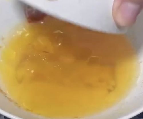 ▲待蒸熟後取出瓷碗，碗內會收集蒸煮過程中釋出的雞汁與湯汁。（圖／抖音＠shadwnteng）