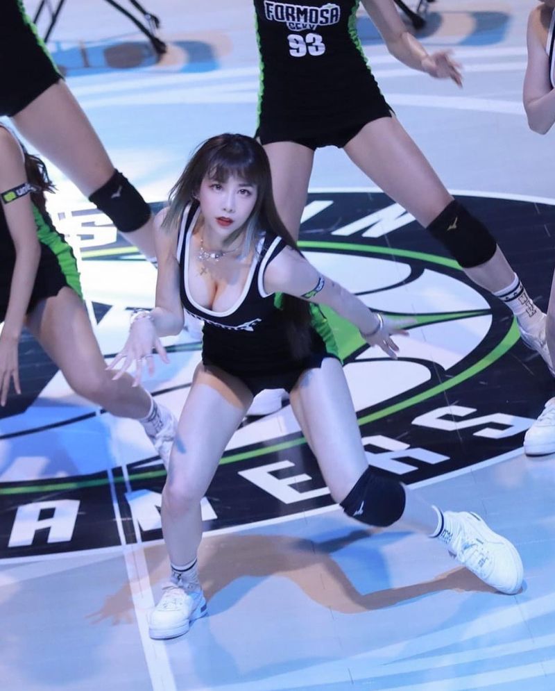 ▲▼梓梓為Formosa Sexy成員魔鬼特訓,每週球賽的開場舞從不重複。(圖/Chloe 董梓甯臉書)