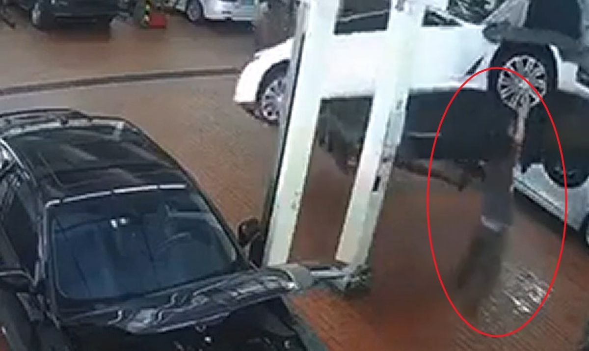 ▲汽修工人試圖用肉身救車(紅圈處)，不料卻遭到轎車重壓在地。（圖／翻攝畫面）