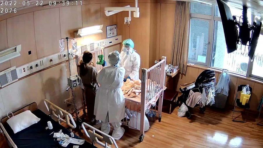 ▲男嬰母子在臺中慈濟醫院專責病房得到完善照顧，四天後平安出院。（圖/記者鄧力軍翻攝）