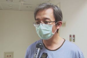 ▲臺中慈濟醫院小兒感染醫師黃禹銘說明男嬰收治住院情形。(圖/記者鄧力軍翻攝)