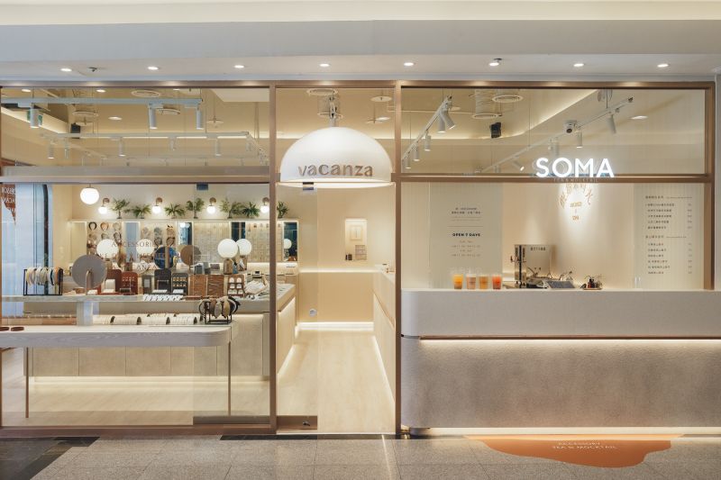 ▲「假期茶時光vacanza x SOMA」店裝呈現奶茶流動蔓延的概念，讓人沉浸在濃郁香氣中。（圖／vacanza提供）