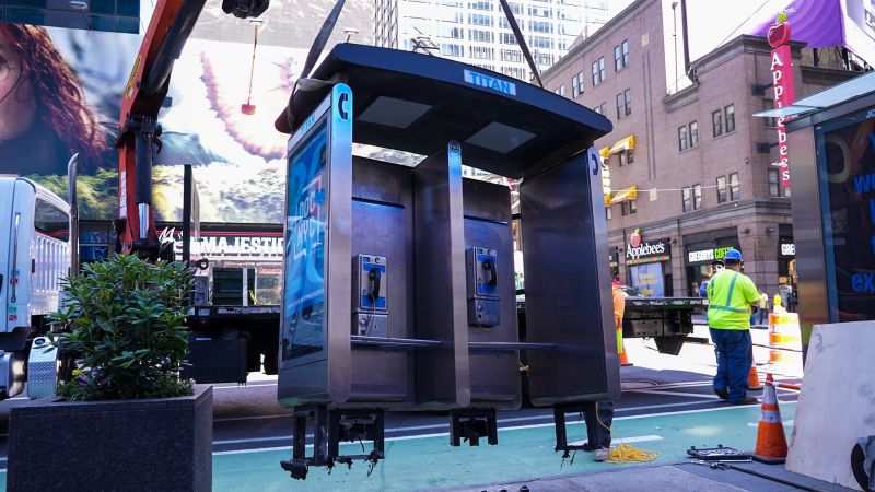 ▲美國紐約市今天拆除最後一座付費公共電話亭，正式向舊時代告別。（圖／翻攝紐約市曼哈頓區長Mark D. Levine推特）