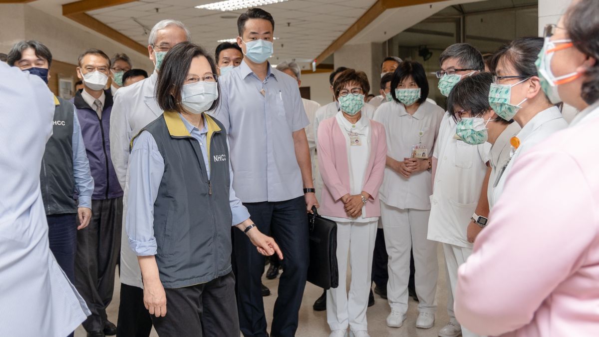 ▲總統蔡英文24日下午前往台北榮民總醫院，視察第一線防疫狀況並慰勞醫護人員。（圖／總統府提供）