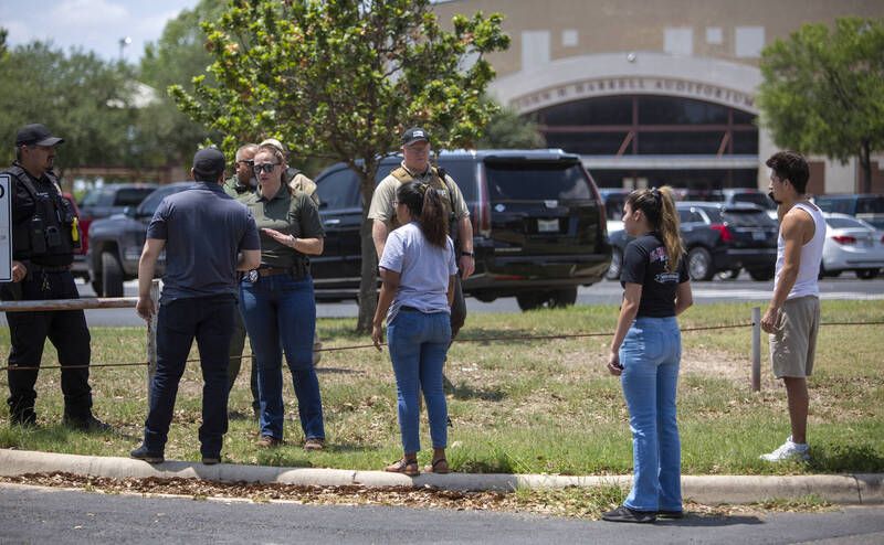 ▲美國德州州長艾波特表示，州內一所小學今天驚傳槍擊，造成14名學童和一位教師喪生，槍手也已死亡，據信是被警方擊斃。（圖／美聯社）