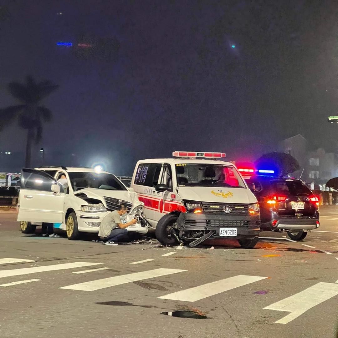 ▲一輛載者確診者準備轉願勤務的嘉義救護車，24日晚間發生車禍。（圖／翻攝自綠豆嘉義人臉書）