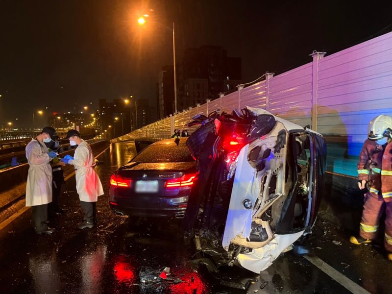 ▲24日晚間，台64線2輛BMW相撞，1車嚴重變形翻覆，釀1死1重傷。（圖／翻攝畫面）