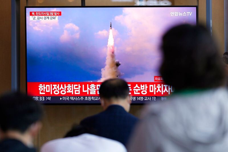 ▲根據路透社取得的聯合國機密報告摘要顯示，北韓今年1到6月間已在為核子試驗作準備。圖為韓國民眾看北韓射彈相關報導。（圖／美聯社／達志影像）