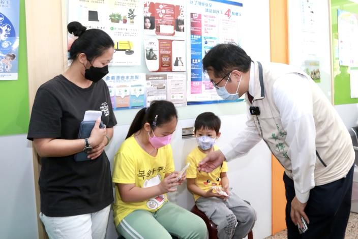 兒童疫苗首日預約施打 黃偉哲親往關切
