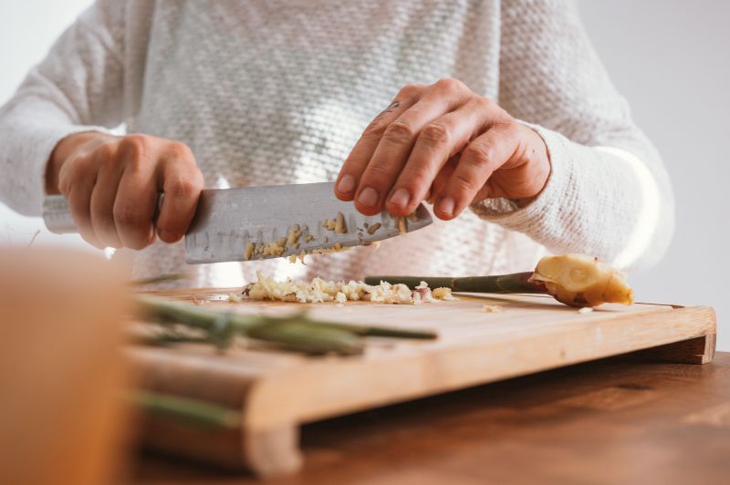 ▲想讓菜刀變鋒利，可使用一般吃飯的碗底來磨刀。（示意圖／取自unsplash）