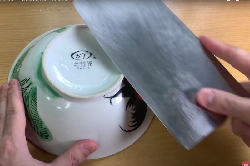 ▲Youtuber小陳，示範如何使用陶瓷碗來磨刀。（圖／截取自《小陳世界》YT）