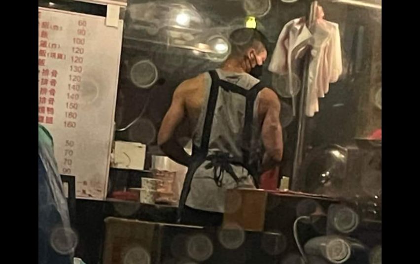 ▲有網友近期到新竹一間燒鴨店用餐，卻意外捕捉到小老闆備餐時「精實壯碩」的背影。（圖／翻攝《爆廢公社》）