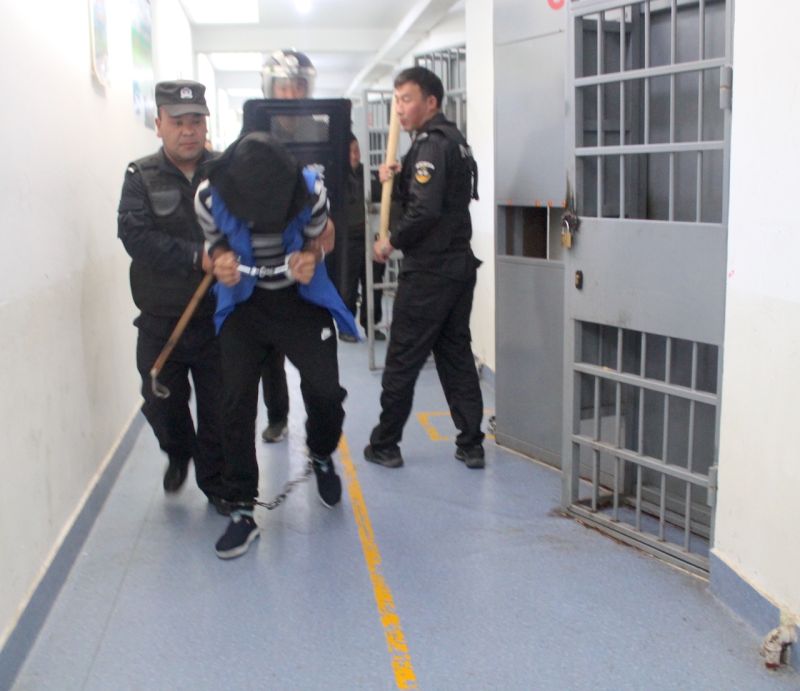 ▲2018年新疆警察於職訓中心演習。(圖/取自xinjiangpolicefiles.org)
