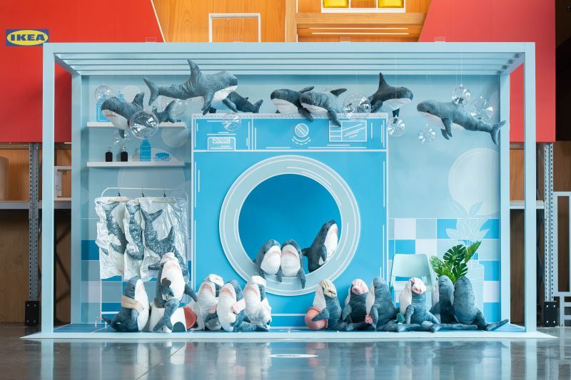 ▲IKEA驚喜推出期間限定「鯊鯊大軍」拍照場景，全台7家店共7大主題展示地圖全曝光！角色扮演「蒙娜麗鯊」世界名畫或侏儸紀大逃「鯊」，消費還有機會刮出最大獎「整單免費」。（圖／IKEA提供）