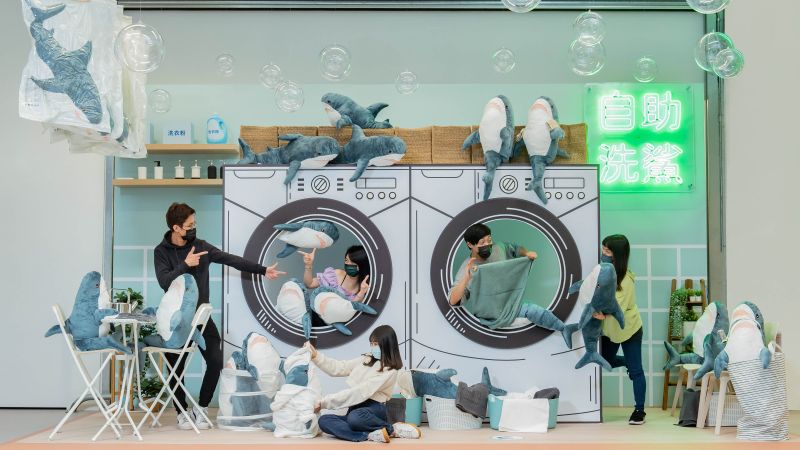 ▲造訪IKEA內湖店超大型鯊鯊洗衣店「自助洗鯊」。（圖／IKEA提供）