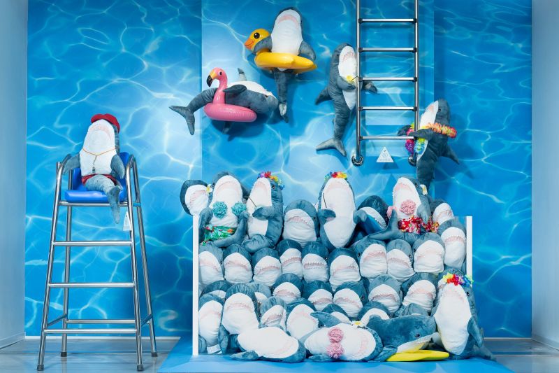 ▲IKEA新店店新店店夏日泳池，和穿著沐浴球比基尼的鯊鯊一起游泳吧。（圖／IKEA提供）