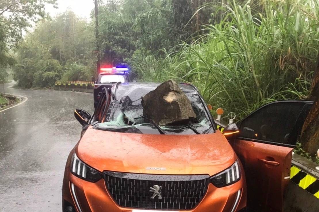 ▲今（25）日下午1點半左右，阿里山鄉達邦公路發生落石砸中轎車的意外，場面怵目驚心。（圖／翻攝自「阿里山鄒族部落道路資訊」臉書社團）