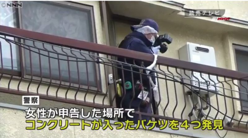 ▲日本記者在大阪府寢屋川市一棟公寓大樓外拍下自首用混凝土封4嬰屍的婦人。（圖／翻攝自《朝日新聞》）