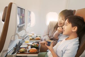 正式起飛!星宇航空兩架A330neo廣體客機6月啟航 ▲經濟艙新型超薄椅背設計提升腿部空間,搭配6向調整皮革頭靠枕、平板架及杯架等貼心設計。(圖/星宇提供)
