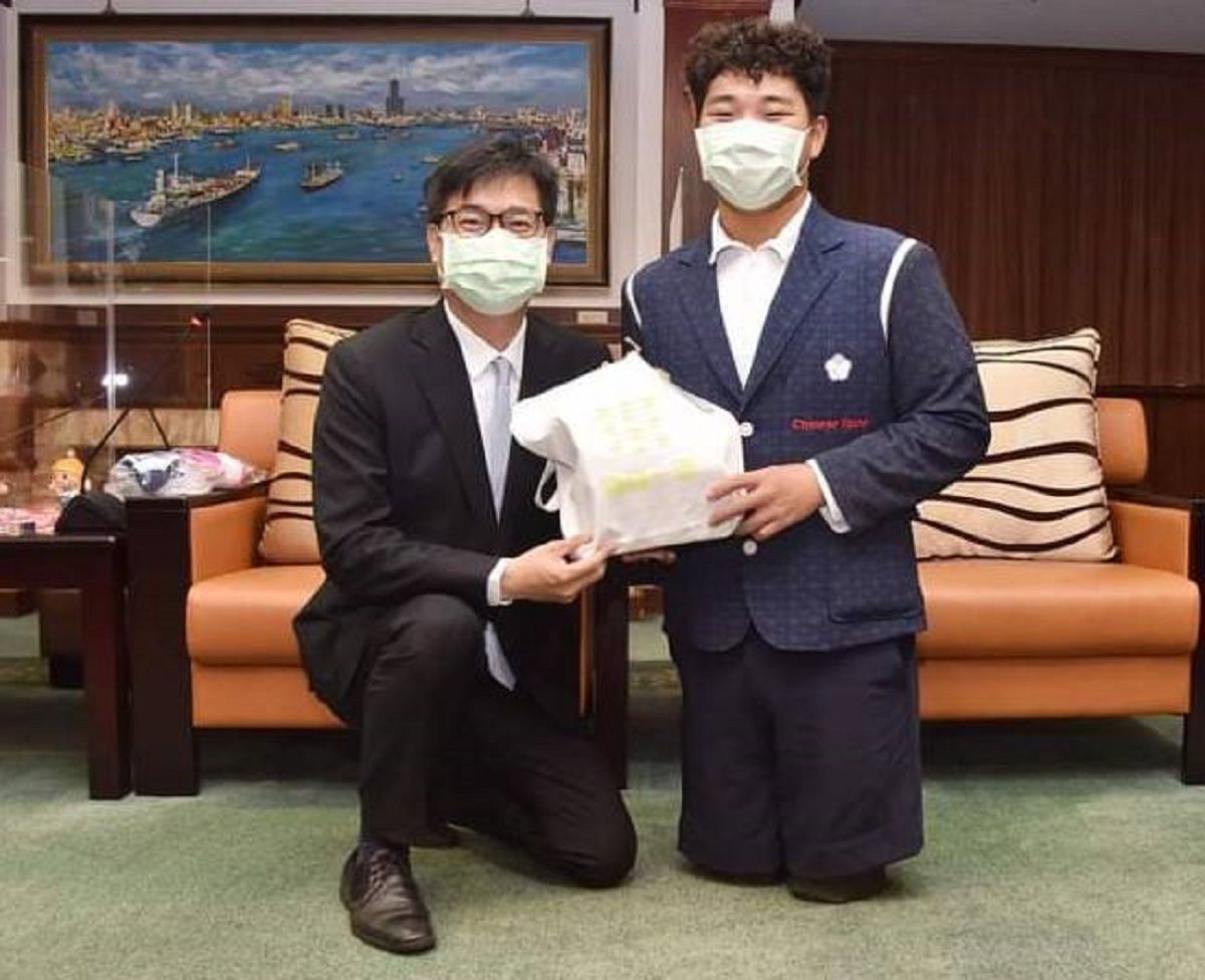 ▲帕運泳士國手陳亮達昨晚騎車摔倒不幸遭輾斃，陳其邁憶及曾邀請陳亮達來市長室外，大家都為他的獨立和客氣印象深刻。（圖／截自陳其邁臉書）