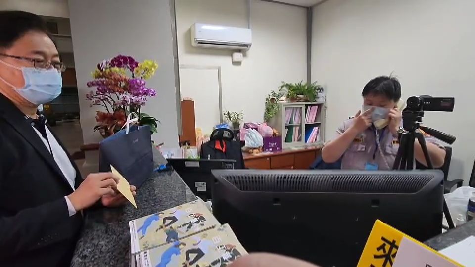 ▲張善政昨日突訪桃園市議會，企圖透過駐衛警代收要送給邱奕勝的禮物和卡片，最終吃下閉門羹。（圖／記者李春台翻攝）