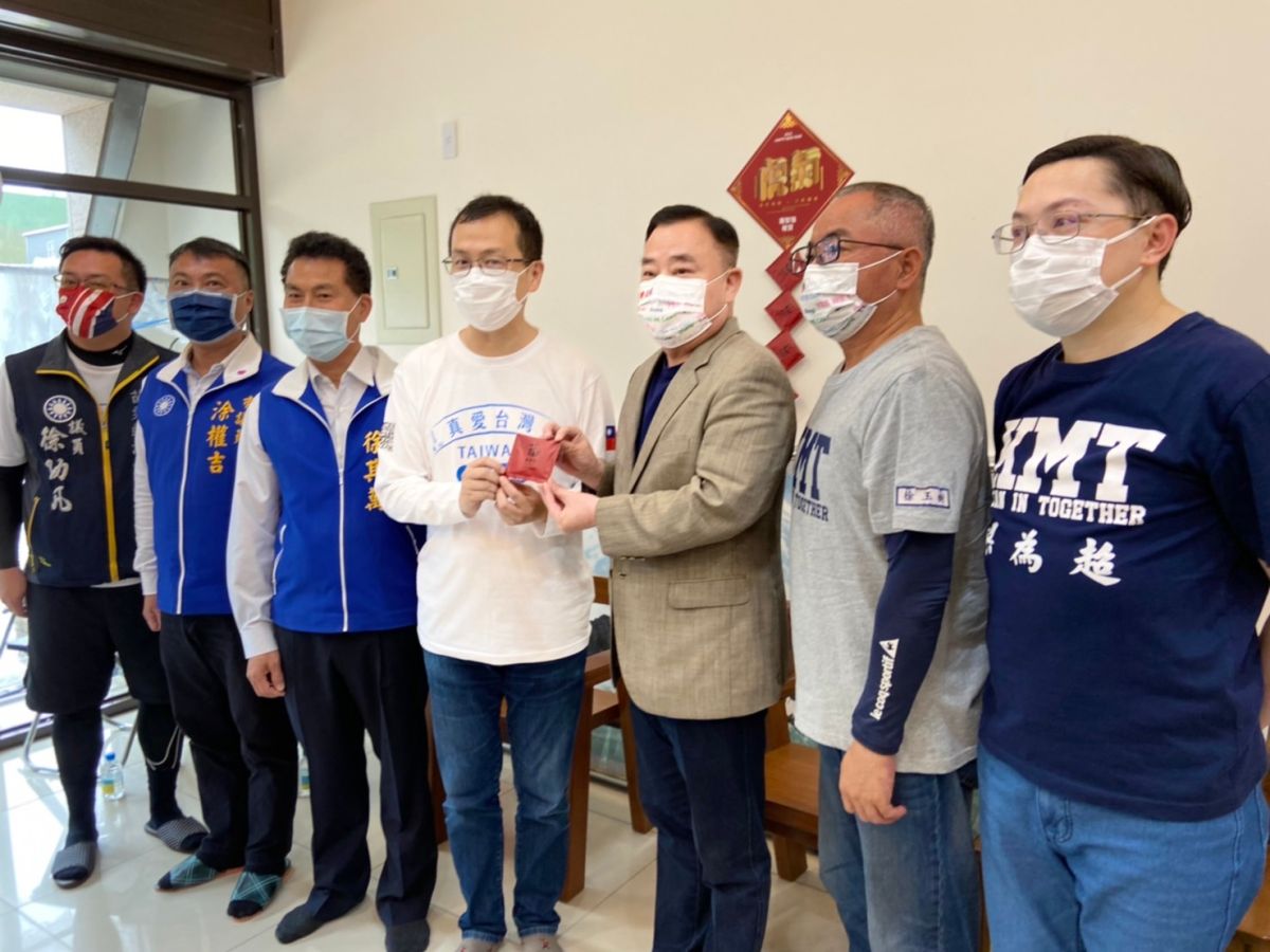 ▲邱奕勝送來客家菜包為羅智強打氣，羅表示，議長來訪行程早就安排好了，外界無需做選舉方面聯想。（圖／羅智強辦公室提供）