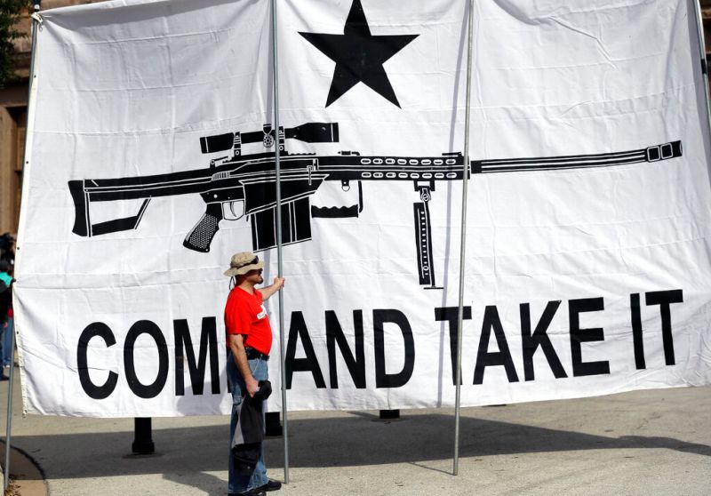 ▲德州擁槍派民眾高舉要求寬鬆槍械管制旗幟。資料照。（圖／美聯社／達志影像）