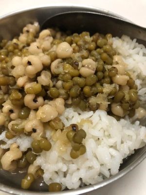 夏季天氣熱吃不下!她白飯攪拌「這1物」:消暑又涮嘴 ▲原PO將冰涼的綠豆湯與白飯攪拌在一起,吃起來甜甜的又不會太熱,相當消暑!(圖/翻攝自《爆廢公社》)