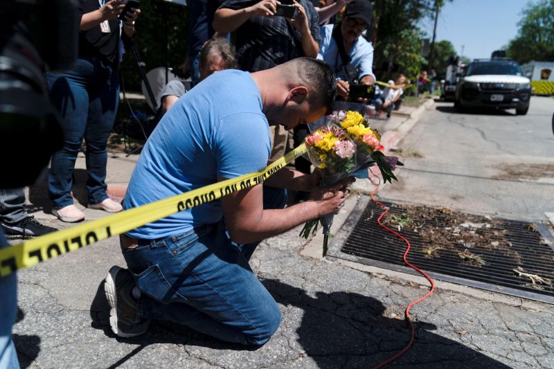 ▲美國德州洛伯小學5月24日發生槍擊案，造成19名孩童和2名成人死亡。圖為民眾在案發小學前拿著花束為死者祈禱。（圖／美聯社／達志影像）