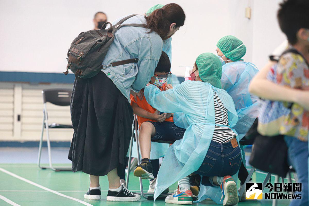 ▲有孩童打晚疫苗後出現喉嚨不適、喘不過氣的情況，其實是妥瑞症導致。（示意圖，非新聞事件當事人／NOWnews資料照片）