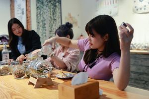 ▲▼夏宇童好身材深藏不露,花絮照片全失焦。(圖/夏宇童臉書) ▲▼夏宇童好身材深藏不露,花絮照片全失焦。(圖/夏宇童臉書)