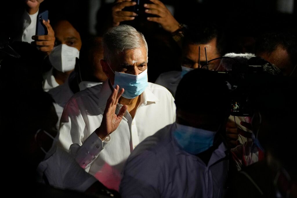 ▲斯里蘭卡前總統拉賈帕克薩（Gotabaya Rajapaksa）上週在國家經濟危機惡化時逃出國外並宣布辭職，今天有3名候選人獲國會正式提名，以角逐總統大位，包含6度擔任斯里蘭卡總理的威克瑞米辛赫（Ranil Wickremesinghe，圖左）。 （圖／美聯社）