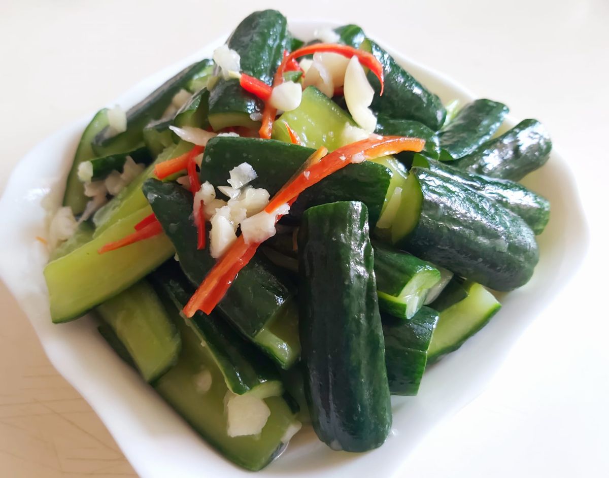 ▲涼拌小黃瓜怎麼做才好吃？有一名男網友分享「簡單4步驟」，讓你做出爽脆入味的涼拌小黃瓜。（圖／翻攝自《家常菜》）