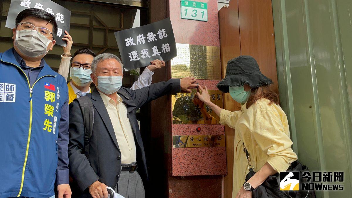 ▲前衛生署長楊志良與死者家屬馮媽媽。（圖／記者潘千詩攝，2022.05.26）