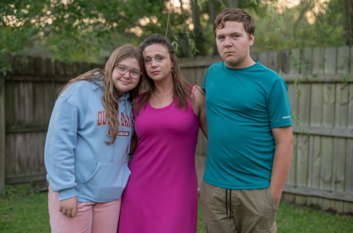 ▲美國路易斯安那州的單親媽媽希爾，在持續的通膨壓力下，為了養活自己和一雙兒女，不得不靠賣血漿補貼家用。（圖／翻攝自華盛頓郵報）