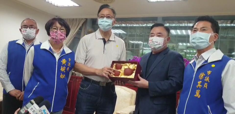 ▲張善政與邱奕勝今天終於見面，邱奕勝還贈送張善政茶壺表示，非常尊敬他，也會支持他。（圖／記者李春台翻攝）